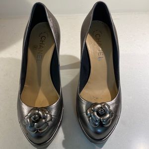 CHANEL Camellia platform metallic dark silver leather pumps